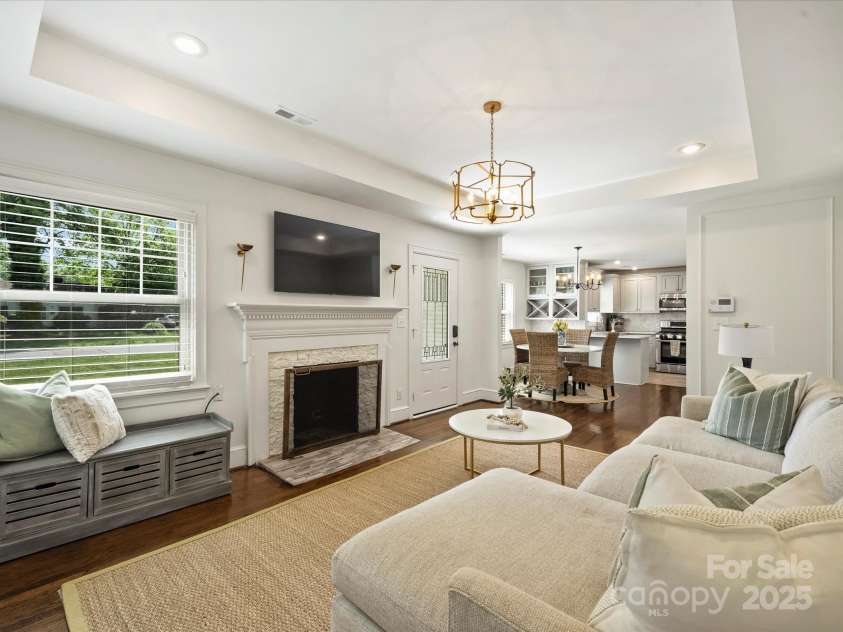 4921 Doris Avenue, Charlotte, NC 28205.  MLS# CAR4253366, YatesRealty ID 9584. Living Room