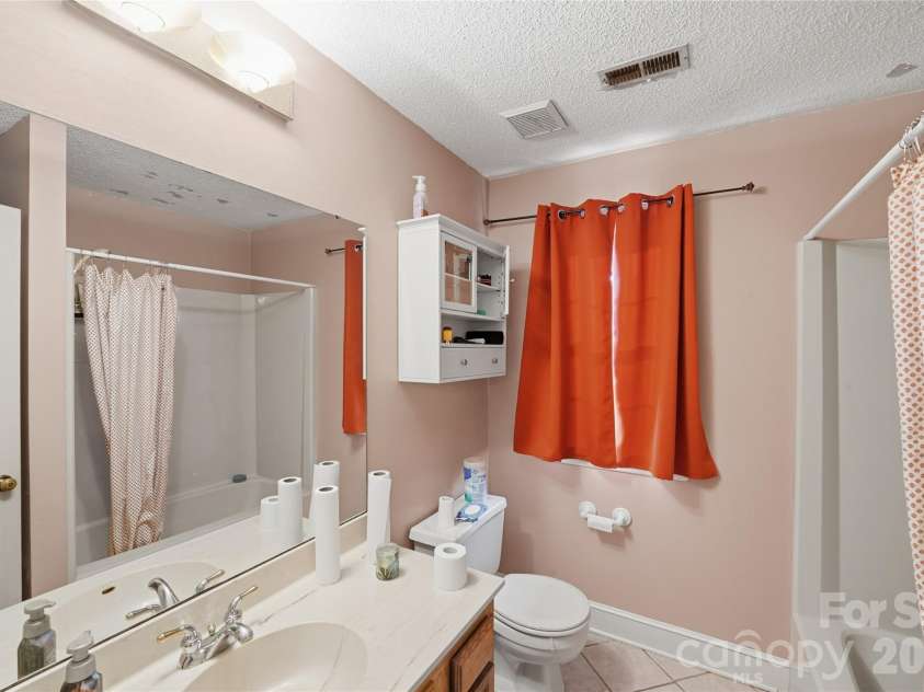 8917 Dartmoor Place, Mint Hill, NC 28227.  MLS# CAR4352305, YatesRealty ID 9587. 2nd Floor Full Bathroom