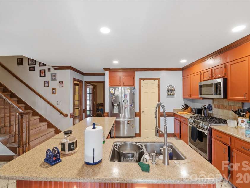8917 Dartmoor Place, Mint Hill, NC 28227.  MLS# CAR4352305, YatesRealty ID 9587. Kitchen