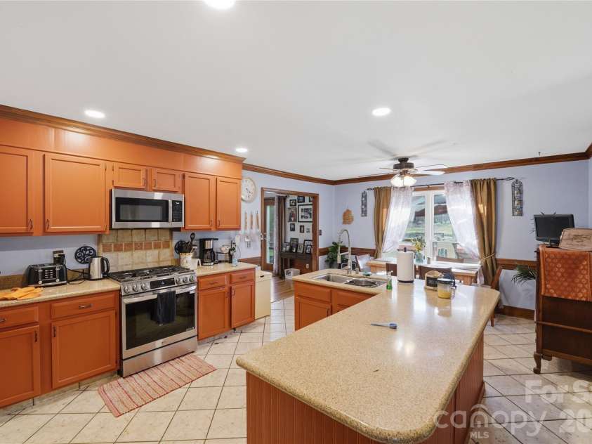 8917 Dartmoor Place, Mint Hill, NC 28227.  MLS# CAR4352305, YatesRealty ID 9587. Kitchen
