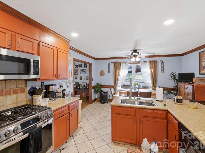 8917 Dartmoor Place, Mint Hill, NC 28227.  MLS# CAR4352305, YatesRealty ID 9587. Kitchen