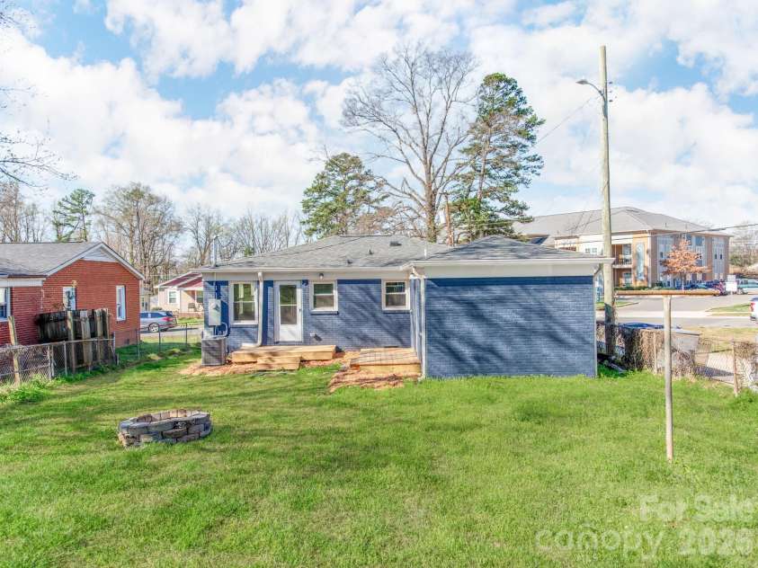2948 Coronet Way, Charlotte, NC 28208.  MLS# CAR4357473, YatesRealty ID 9589. 