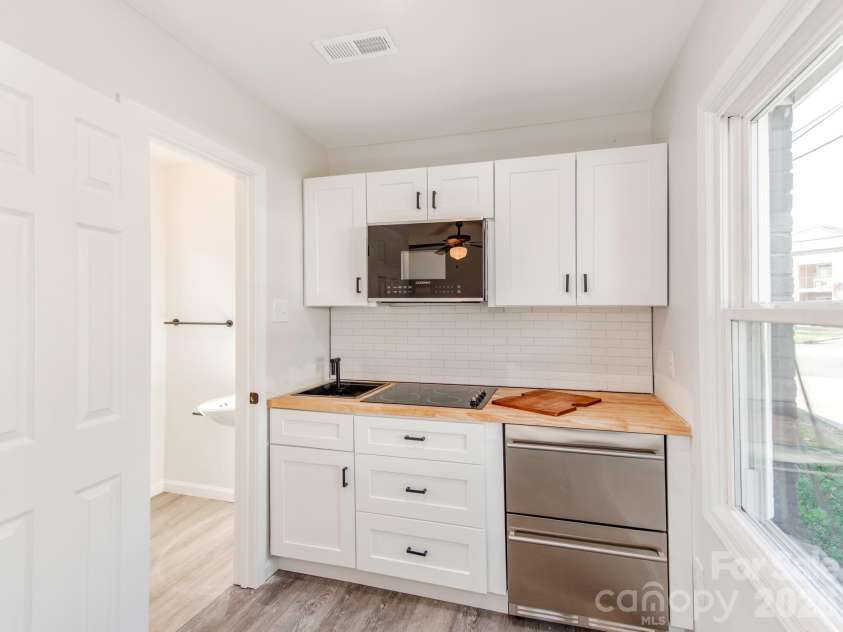 2948 Coronet Way, Charlotte, NC 28208.  MLS# CAR4357473, YatesRealty ID 9589. 