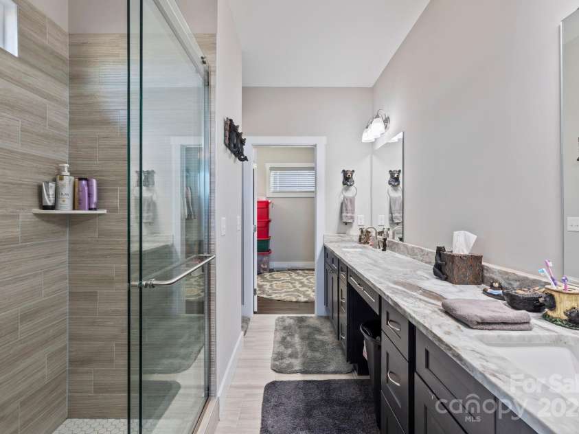 155 Hayes Ridge Lane, Mills River, NC 28759.  MLS# CAR4199843, YatesRealty ID 9590. Large Primary bath