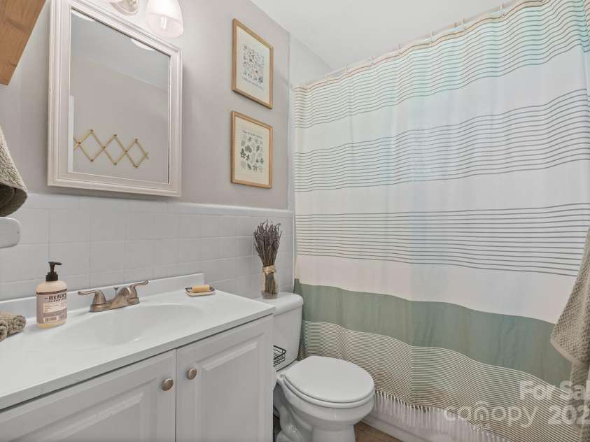 5748 Farmbrook Drive, Charlotte, NC 28210.  MLS# CAR4302947, YatesRealty ID 9592. Full Bath with tub/shower!