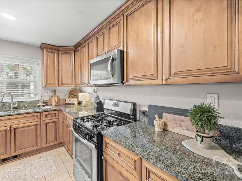 5748 Farmbrook Drive, Charlotte, NC 28210.  MLS# CAR4302947, YatesRealty ID 9592. Gas Range!