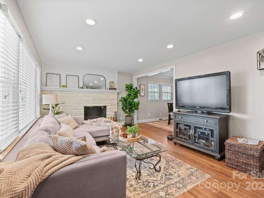 5748 Farmbrook Drive, Charlotte, NC 28210.  MLS# CAR4302947, YatesRealty ID 9592. Great Room with cozy wood burning fireplace, recessed lighting, hardwood flooring & great natural light!
