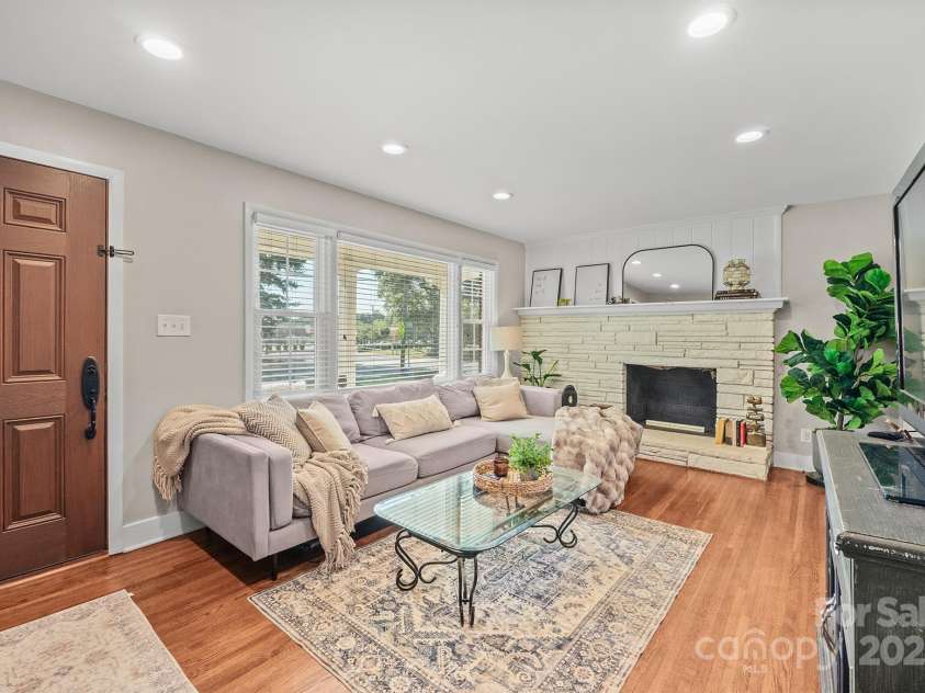 5748 Farmbrook Drive, Charlotte, NC 28210.  MLS# CAR4302947, YatesRealty ID 9592. Great Room with cozy wood burning fireplace, recessed lighting, hardwood flooring & great natural light!