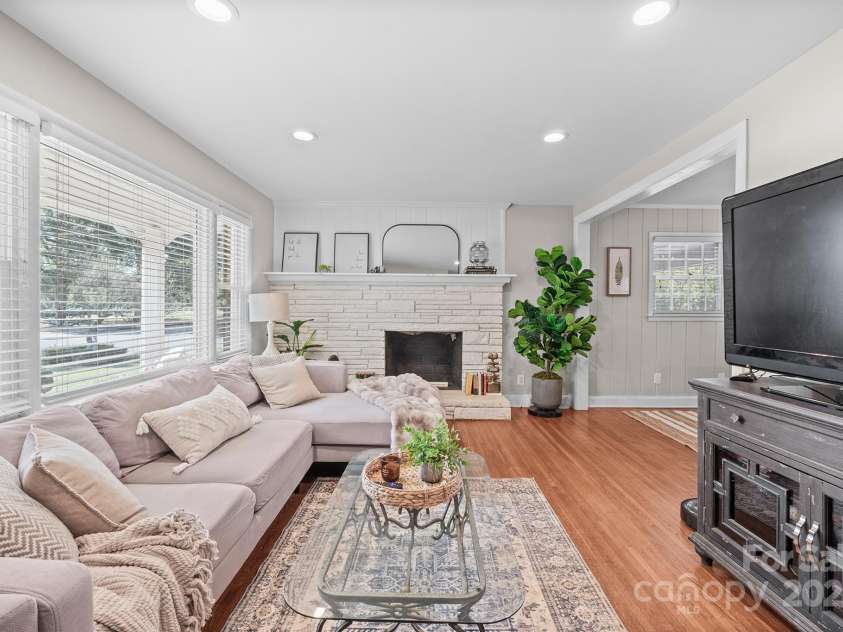 5748 Farmbrook Drive, Charlotte, NC 28210.  MLS# CAR4302947, YatesRealty ID 9592. Great Room with cozy wood burning fireplace, recessed lighting, hardwood flooring & great natural light!