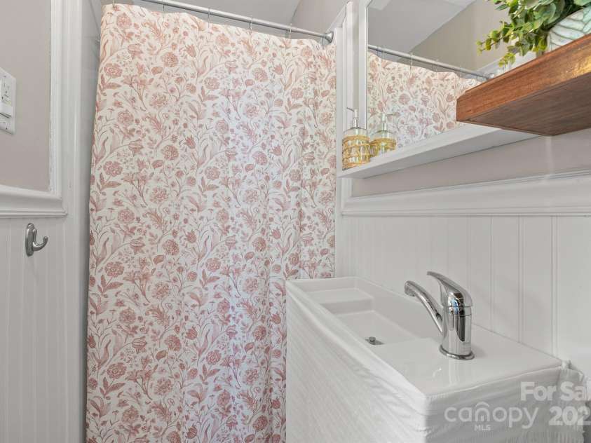 5748 Farmbrook Drive, Charlotte, NC 28210.  MLS# CAR4302947, YatesRealty ID 9592. Primary Bath!