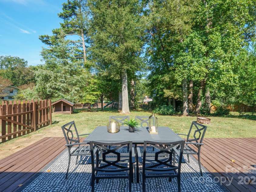 5748 Farmbrook Drive, Charlotte, NC 28210.  MLS# CAR4302947, YatesRealty ID 9592. Roomy Deck great for relaxing & unwinding & enjoying your large, fenced back yard with plenty of mature trees for shade/privacy & yard has tons of room for activities!