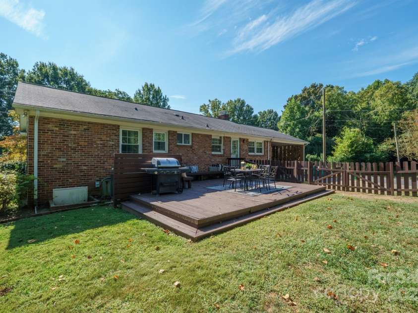 5748 Farmbrook Drive, Charlotte, NC 28210.  MLS# CAR4302947, YatesRealty ID 9592. Roomy Deck great for relaxing & unwinding & enjoying your large, fenced back yard with plenty of mature trees for shade/privacy & yard has tons of room for activities!