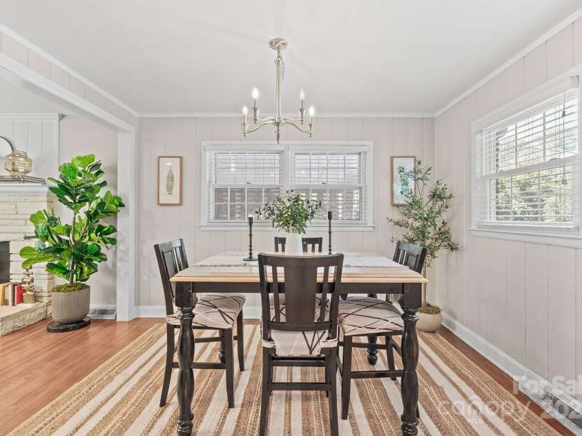 5748 Farmbrook Drive, Charlotte, NC 28210.  MLS# CAR4302947, YatesRealty ID 9592. Spacious Dining Area!