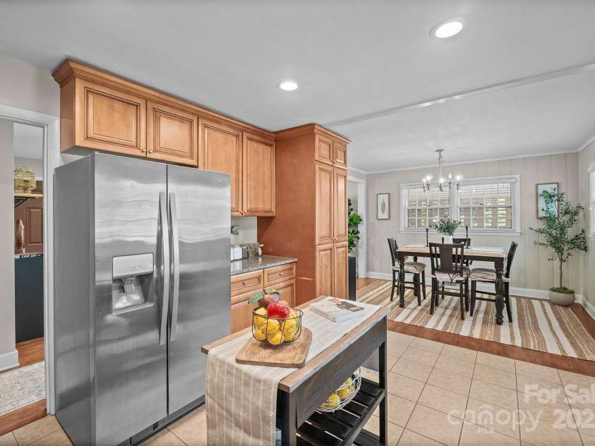 5748 Farmbrook Drive, Charlotte, NC 28210.  MLS# CAR4302947, YatesRealty ID 9592. Upgraded Kitchen offers granite counters, stainless steel appliances including Refrigerator to remain, gas range & plenty of cabinetry for storage flows nicely into Dining area!