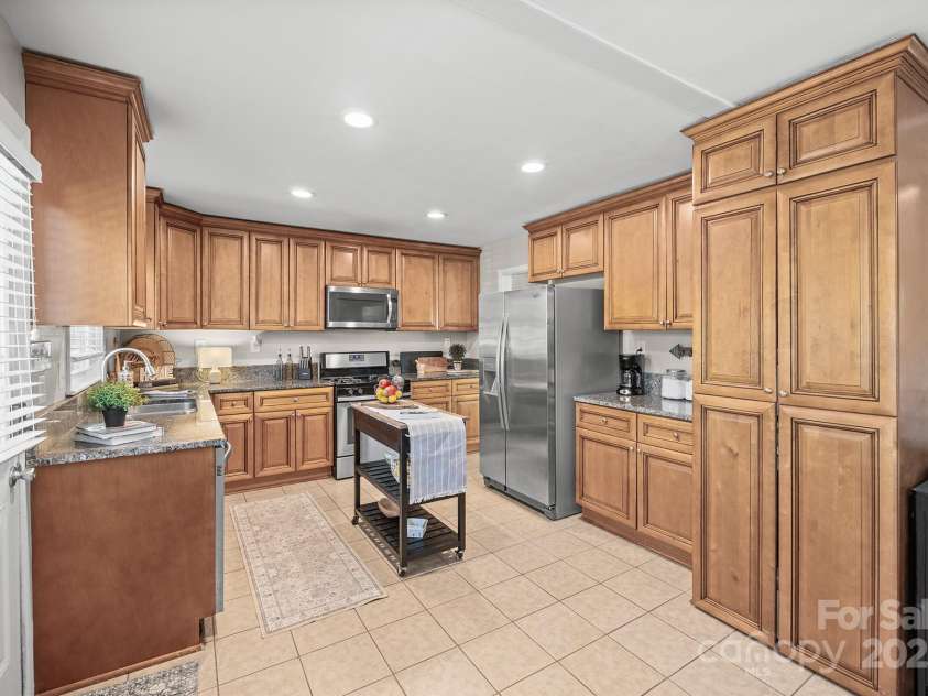 5748 Farmbrook Drive, Charlotte, NC 28210.  MLS# CAR4302947, YatesRealty ID 9592. Upgraded Kitchen offers granite counters, stainless steel appliances including Refrigerator to remain, gas range & plenty of cabinetry for storage!