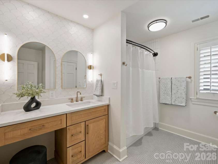 8226 Fairview Road, Charlotte, NC 28226.  MLS# CAR4362159, YatesRealty ID 9597. Full Bath 