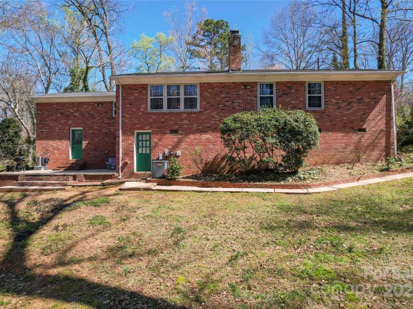 8101 Kerrybrook Circle, Charlotte, NC 28214.  MLS# CAR4222588, YatesRealty ID 9598. 