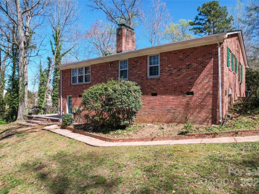 8101 Kerrybrook Circle, Charlotte, NC 28214.  MLS# CAR4222588, YatesRealty ID 9598. 