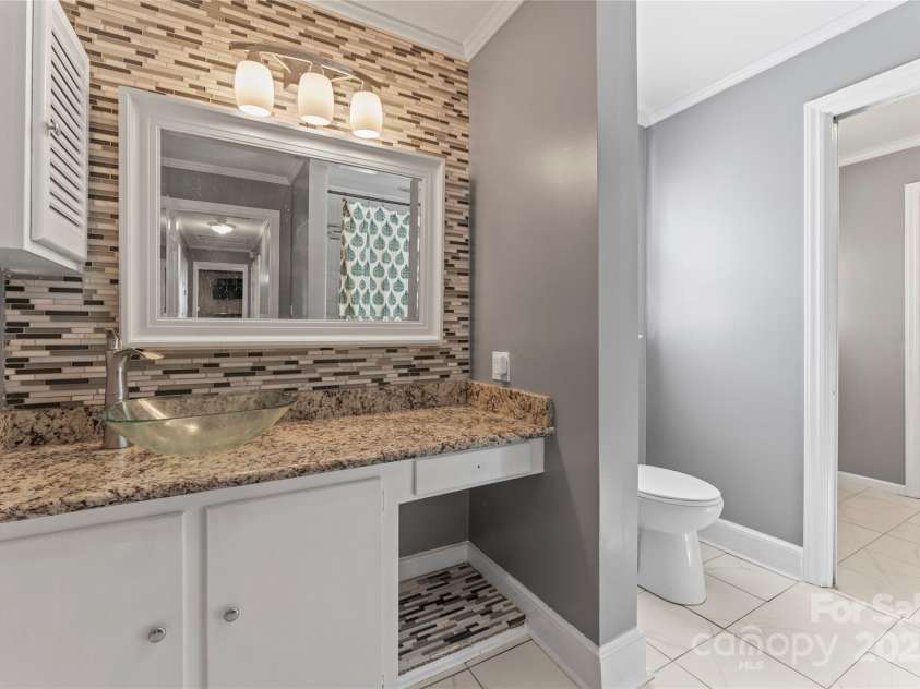 8101 Kerrybrook Circle, Charlotte, NC 28214.  MLS# CAR4222588, YatesRealty ID 9598. 