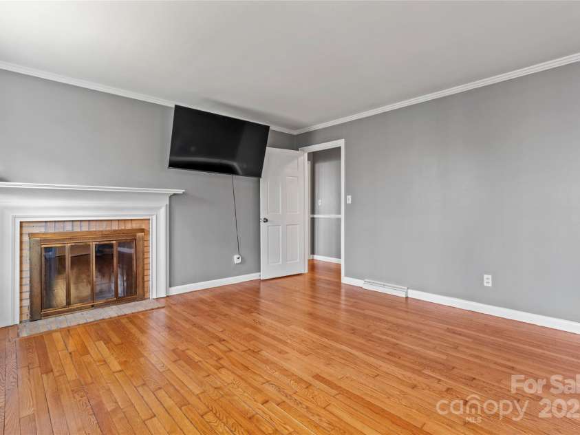 8101 Kerrybrook Circle, Charlotte, NC 28214.  MLS# CAR4222588, YatesRealty ID 9598. 