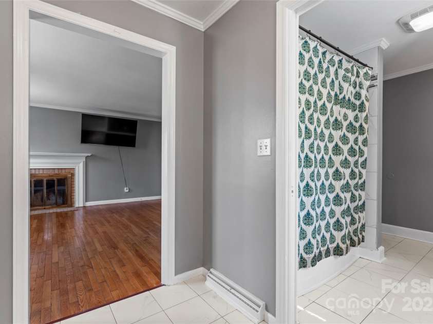 8101 Kerrybrook Circle, Charlotte, NC 28214.  MLS# CAR4222588, YatesRealty ID 9598. 