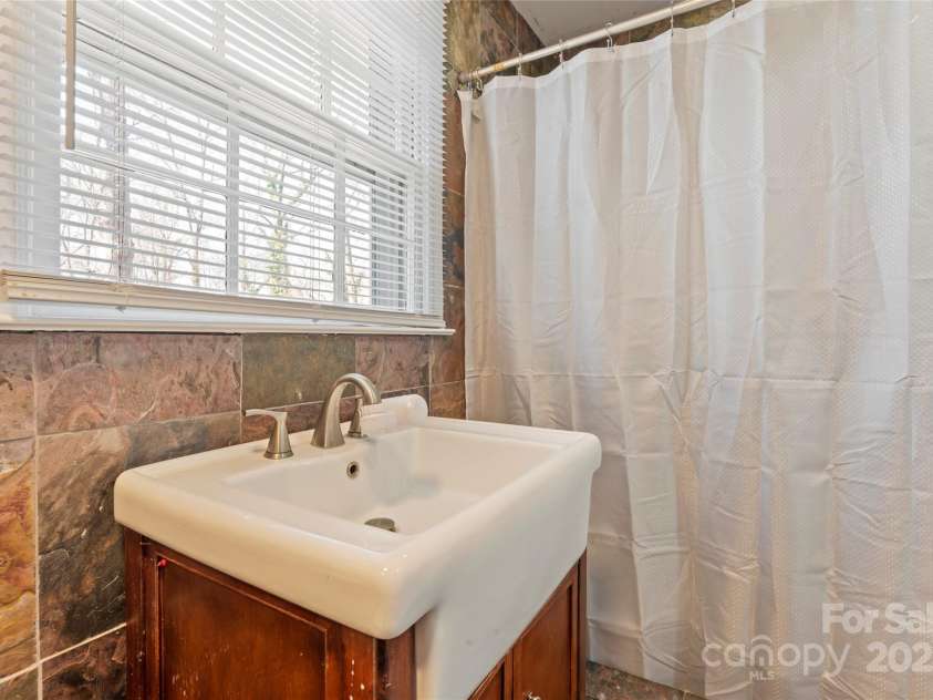 8101 Kerrybrook Circle, Charlotte, NC 28214.  MLS# CAR4222588, YatesRealty ID 9598. 