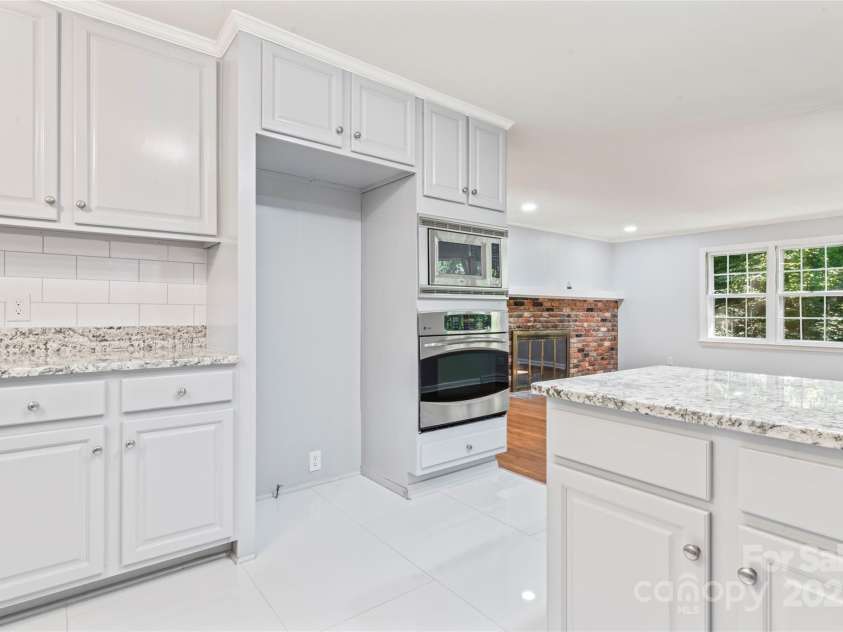 8101 Kerrybrook Circle, Charlotte, NC 28214.  MLS# CAR4222588, YatesRealty ID 9598. 