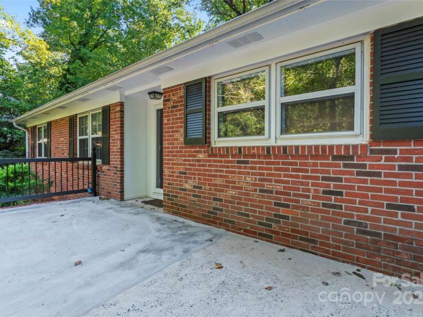 8101 Kerrybrook Circle, Charlotte, NC 28214.  MLS# CAR4222588, YatesRealty ID 9598. 