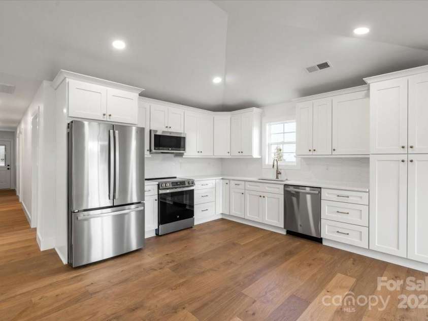 2429 Ellen Avenue, Charlotte, NC 28208.  MLS# CAR4222733, YatesRealty ID 9599. 