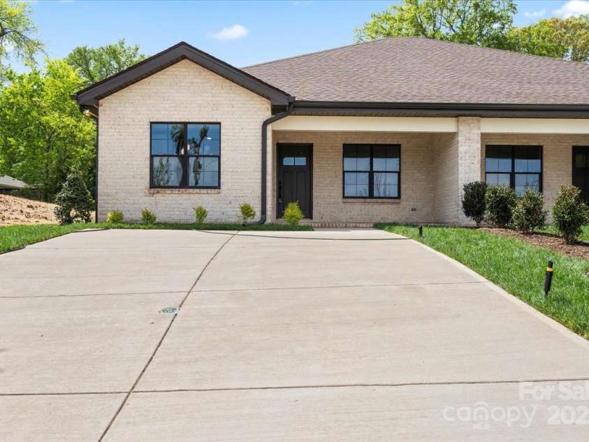 2425 Ellen Avenue, Charlotte, NC 28208.  MLS# CAR4222790, YatesRealty ID 9600. 