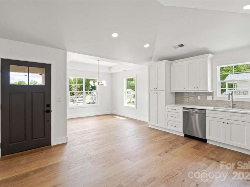 2425 Ellen Avenue, Charlotte, NC 28208.  MLS# CAR4222790, YatesRealty ID 9600. 
