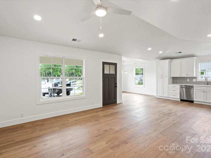 2425 Ellen Avenue, Charlotte, NC 28208.  MLS# CAR4222790, YatesRealty ID 9600. 
