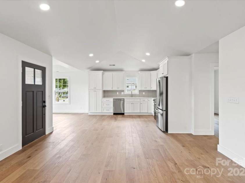 2425 Ellen Avenue, Charlotte, NC 28208.  MLS# CAR4222790, YatesRealty ID 9600. 