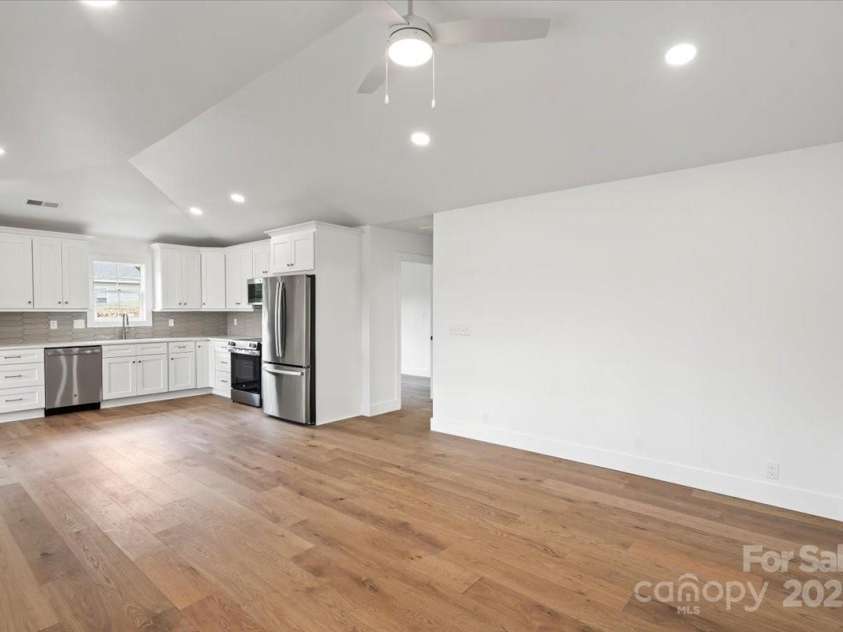 2425 Ellen Avenue, Charlotte, NC 28208.  MLS# CAR4222790, YatesRealty ID 9600. 