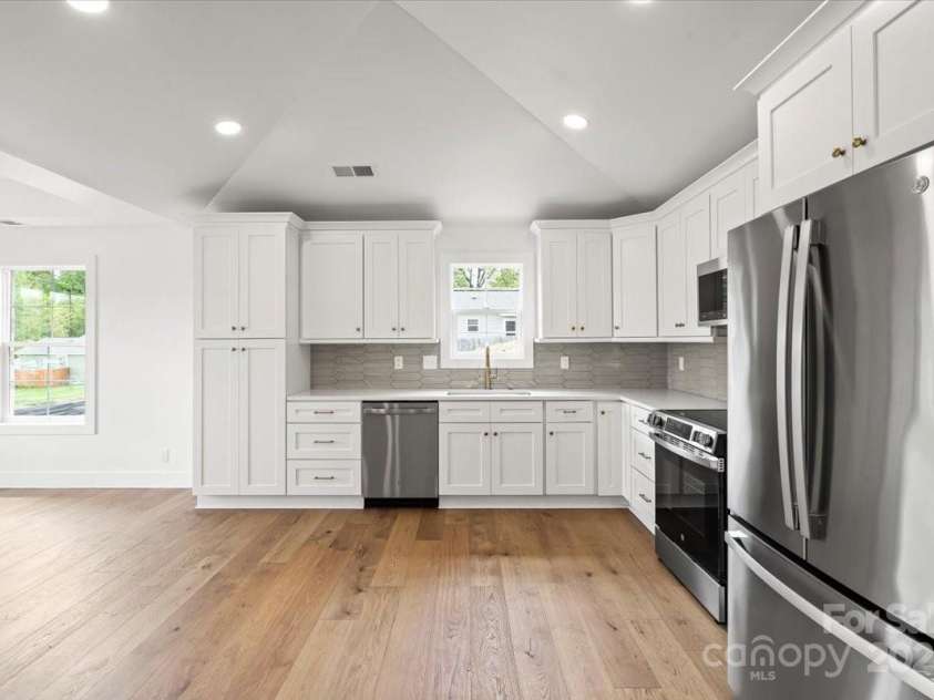 2425 Ellen Avenue, Charlotte, NC 28208.  MLS# CAR4222790, YatesRealty ID 9600. 