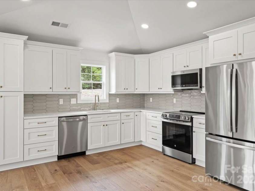 2425 Ellen Avenue, Charlotte, NC 28208.  MLS# CAR4222790, YatesRealty ID 9600. 