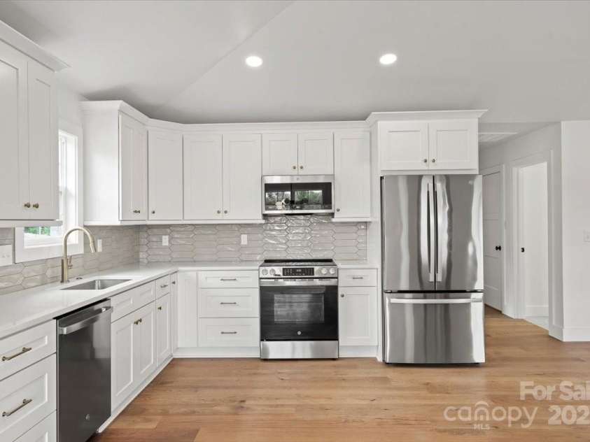 2425 Ellen Avenue, Charlotte, NC 28208.  MLS# CAR4222790, YatesRealty ID 9600. 