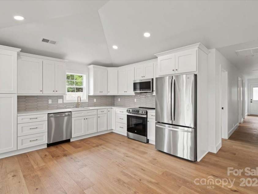 2425 Ellen Avenue, Charlotte, NC 28208.  MLS# CAR4222790, YatesRealty ID 9600. 