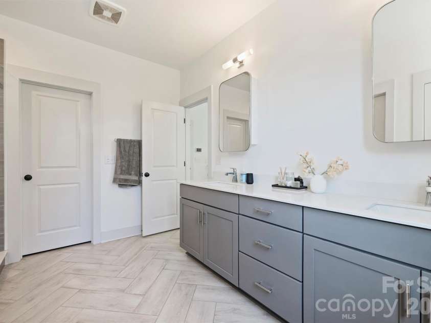 1414 Briar Creek Road, Charlotte, NC 28205.  MLS# CAR4350080, YatesRealty ID 9603. 