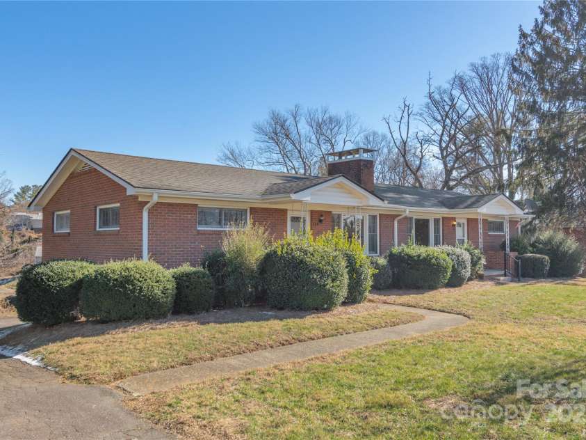 114/116 Arco Road, Asheville, NC 28805.  MLS# CAR4227410, YatesRealty ID 9606. Left side of duplex driveway to back