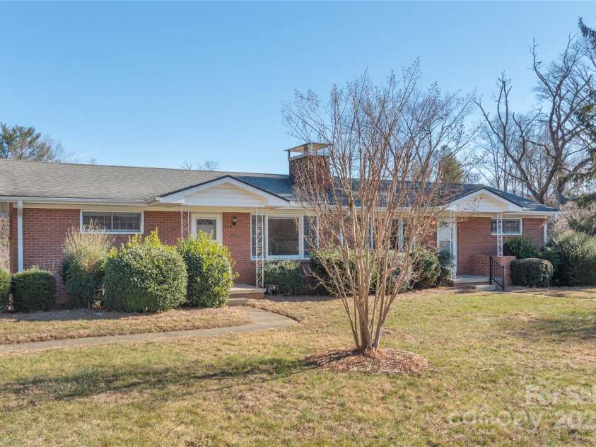 114/116 Arco Road, Asheville, NC 28805.  MLS# CAR4227410, YatesRealty ID 9606. Lovely manicured and level front yard