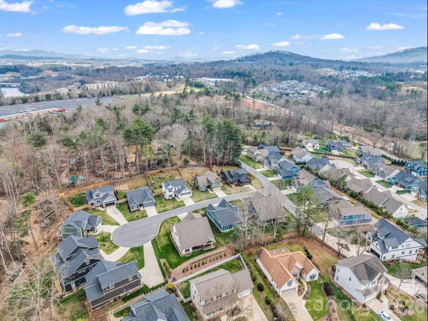 204 Weybridge Drive, Arden, NC 28704.  MLS# CAR4361076, YatesRealty ID 9611. 