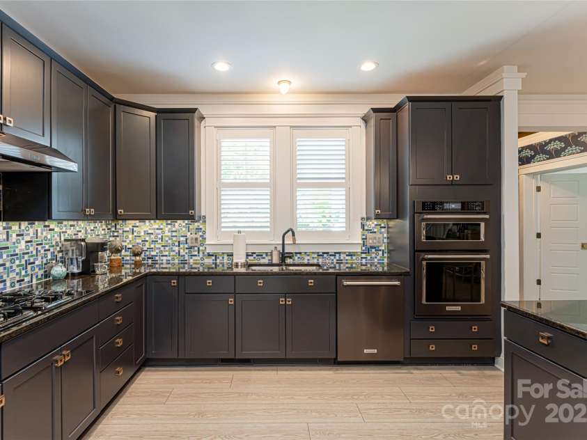 15 Dayflower Drive, Asheville, NC 28803.  MLS# CAR4209774, YatesRealty ID 9613. Large kitchen with custom designed backsplash