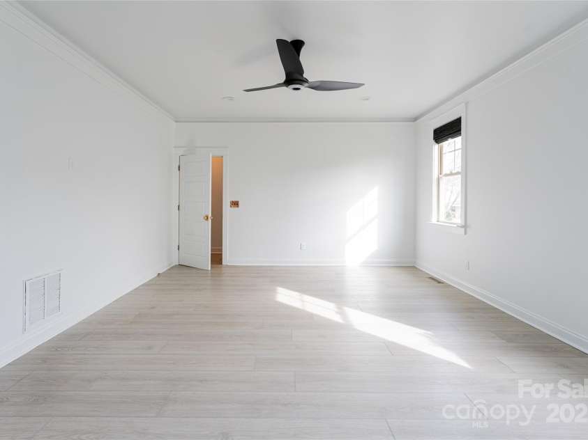 15 Dayflower Drive, Asheville, NC 28803.  MLS# CAR4209774, YatesRealty ID 9613. Main level primary bedroom