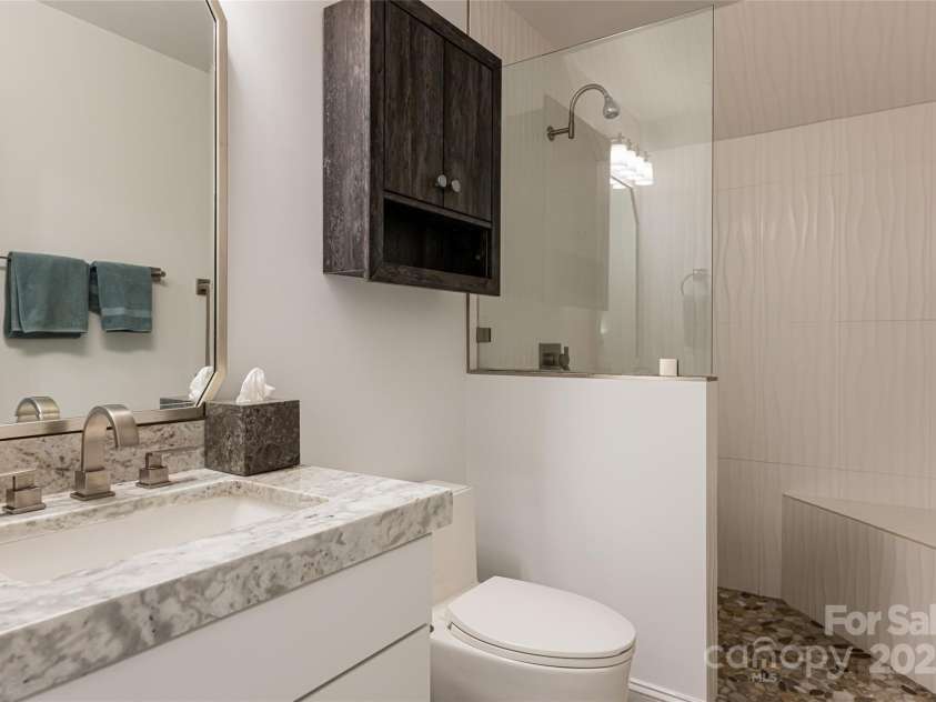 15 Dayflower Drive, Asheville, NC 28803.  MLS# CAR4209774, YatesRealty ID 9613. Upstairs full bathroom