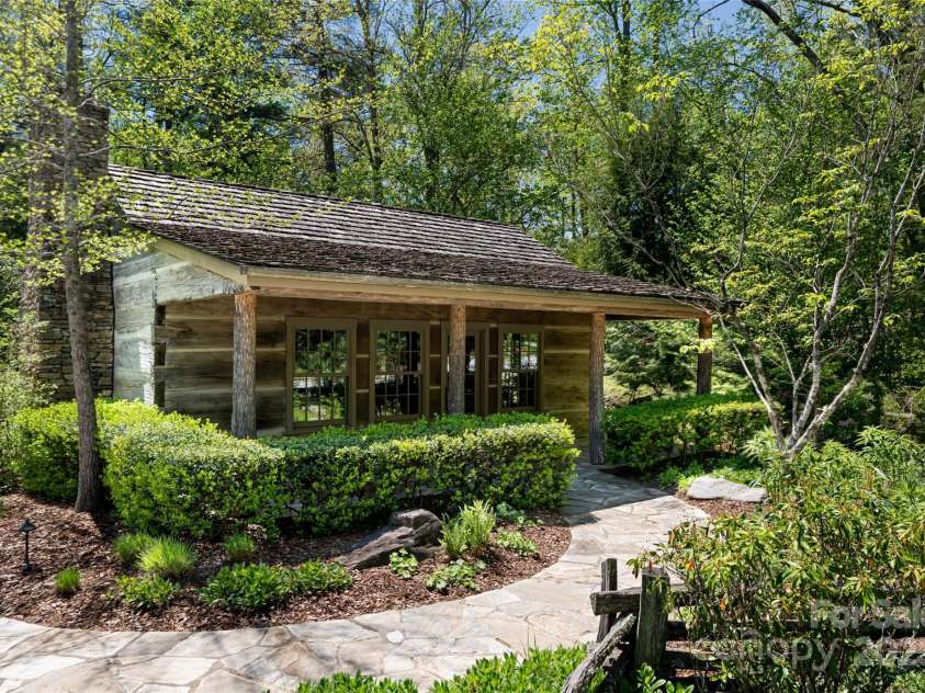 32 Ramble Way, Asheville, NC 28803.  MLS# CAR4251948, YatesRealty ID 9614. Buck Spring Cabin