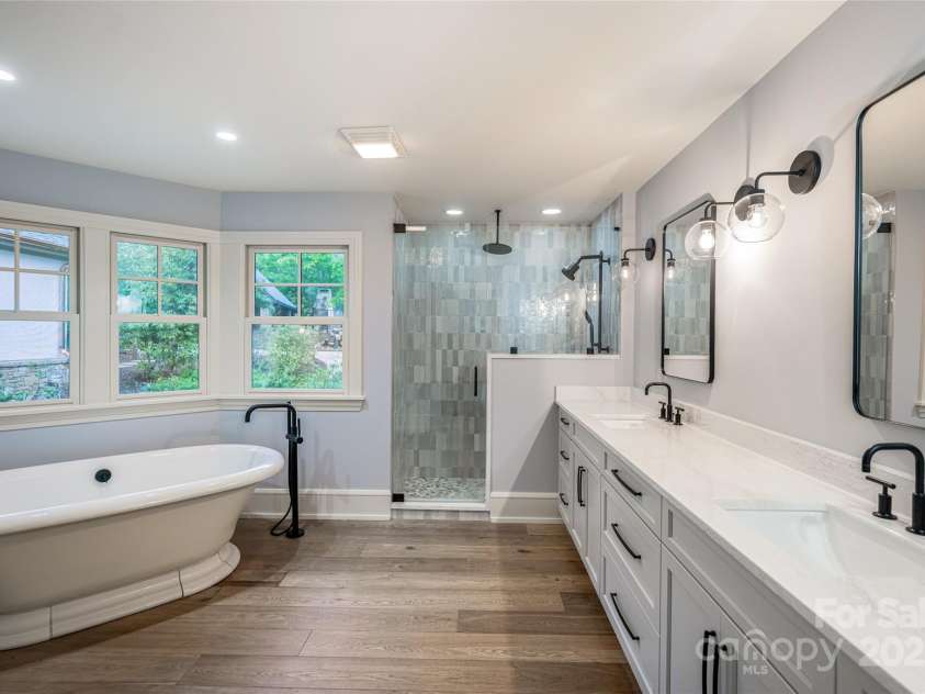 32 Ramble Way, Asheville, NC 28803.  MLS# CAR4251948, YatesRealty ID 9614. Primary bath