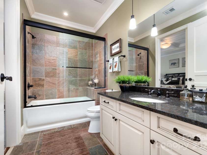 288 Macon Avenue, Asheville, NC 28804.  MLS# CAR4242890, YatesRealty ID 9617. 2nd Bath