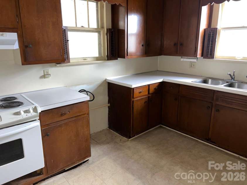 507 College Street, Morganton, NC 28655.  MLS# CAR4362056, YatesRealty ID 9623. 