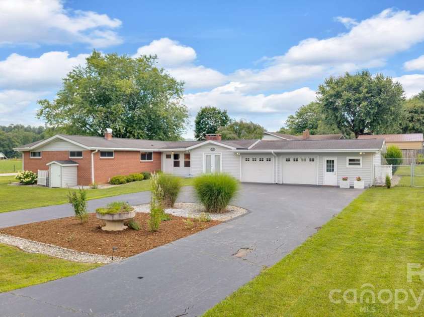 10 Moland Drive, Etowah, NC 28729.  MLS# CAR4352858, YatesRealty ID 9624. 